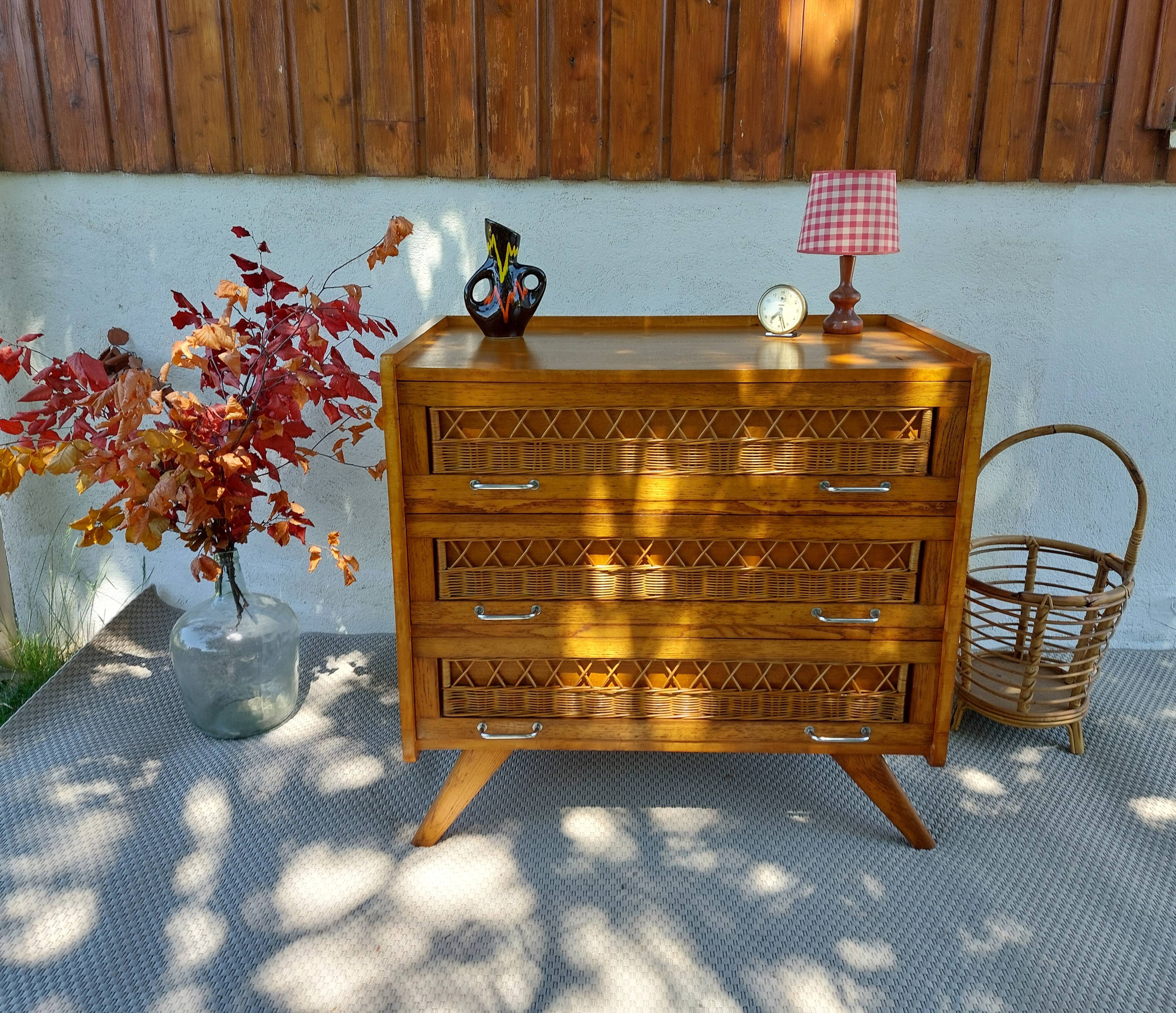 Commode vintage pieds compas en bois massif et osier