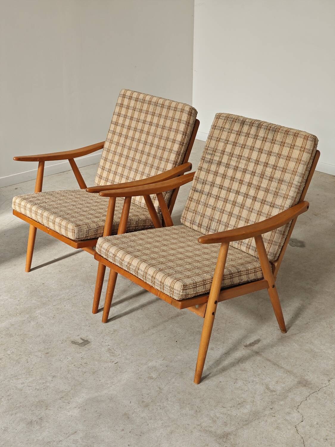 Pair of boomerang armchairs by antonin suman for ton (thonet)