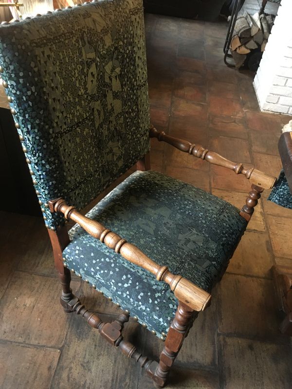 Table monastère + 9 chaises et 2 fauteuils Louis XIII en chêne.
