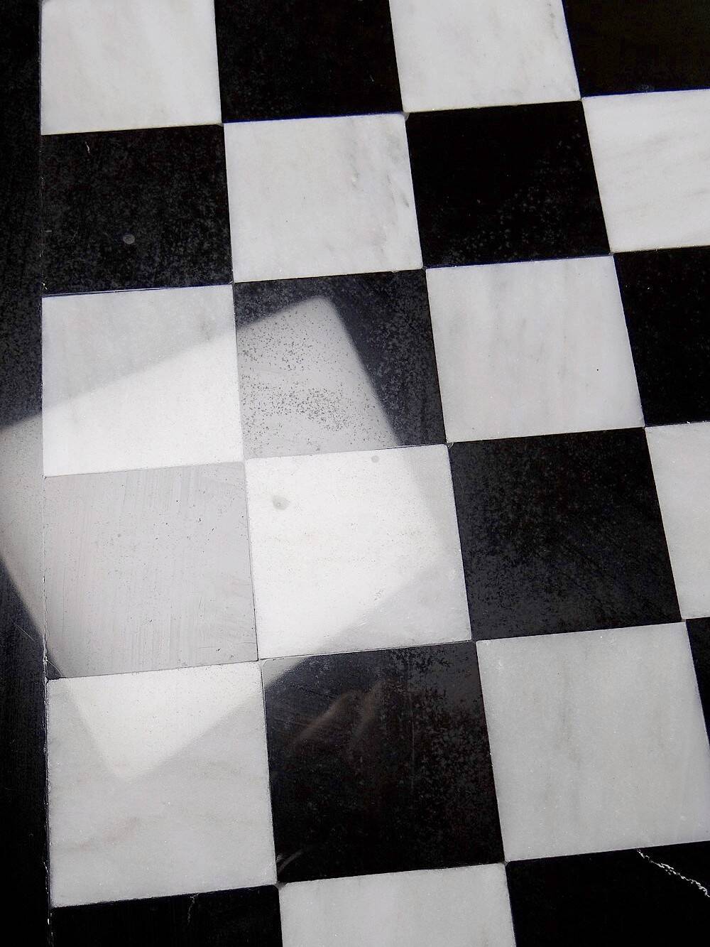 Large vintage chess set from the 70s, white and black marble, Italian craftsmanship