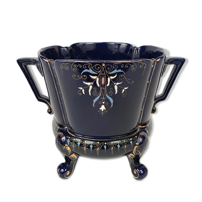 Cache-pot en faïence à décor émaillé sur fond bleu de four