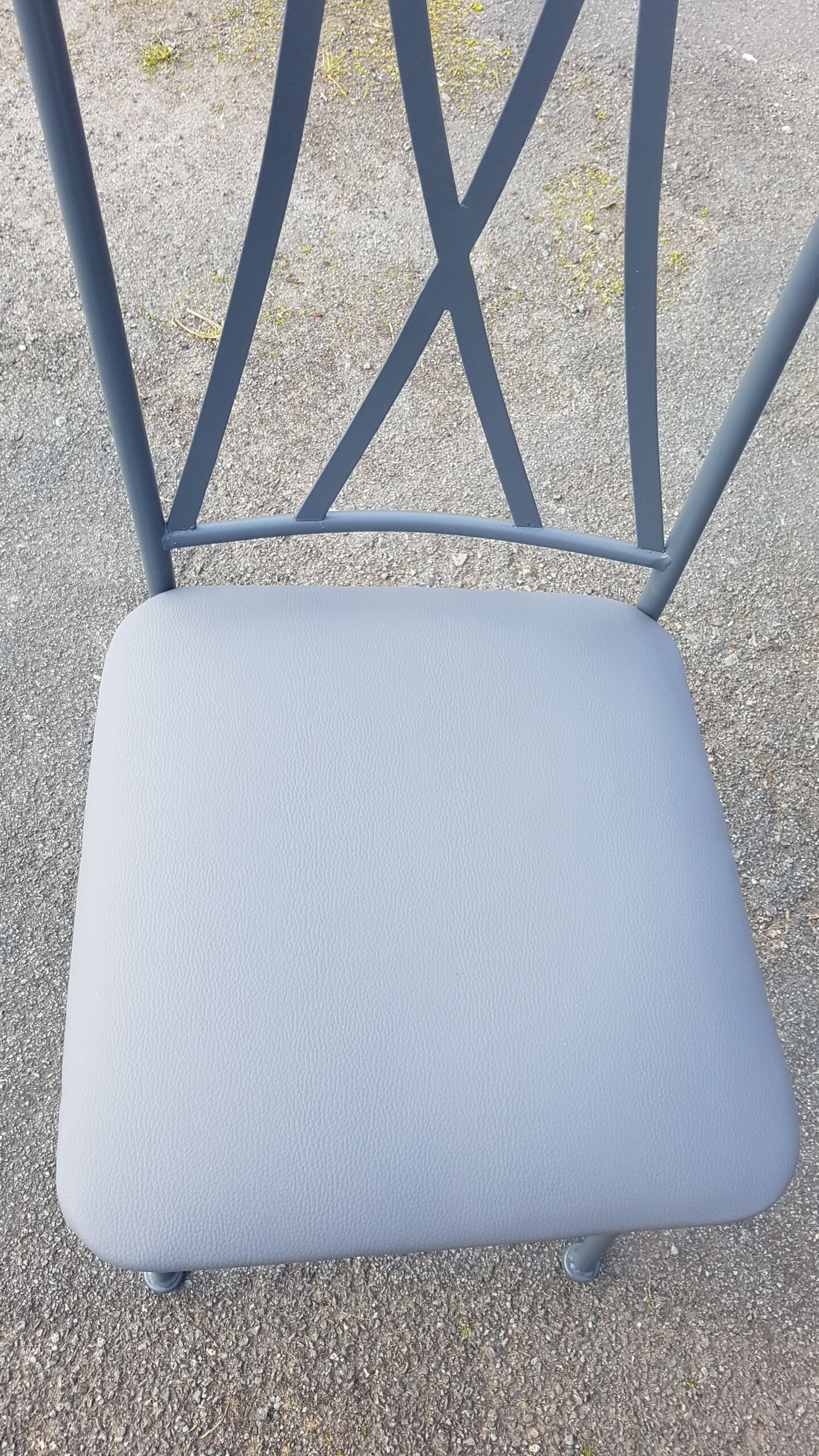 Table ronde et 4 chaises en fer forgé