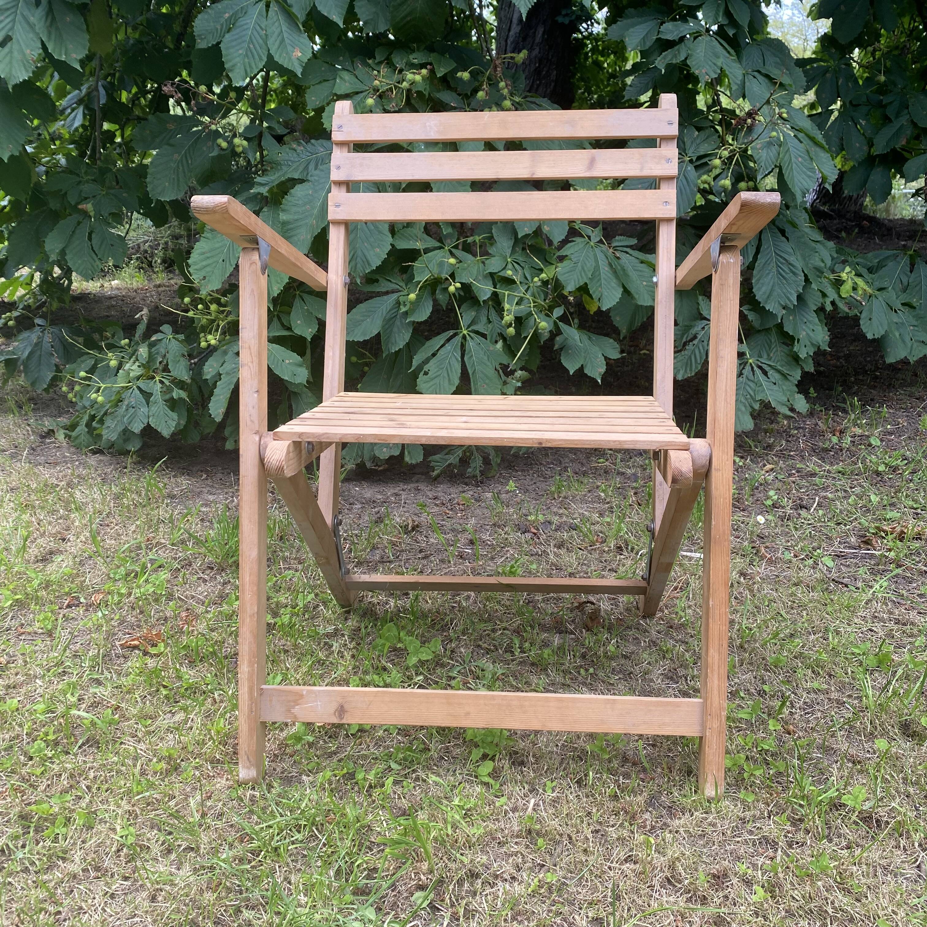 Folding wooden slatted garden chair