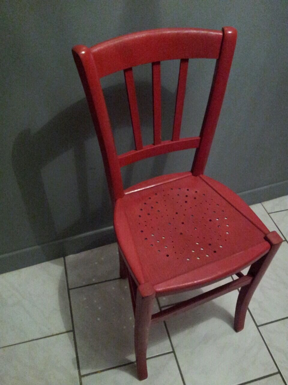 Chaise Louis Philippe repeinte en rouge