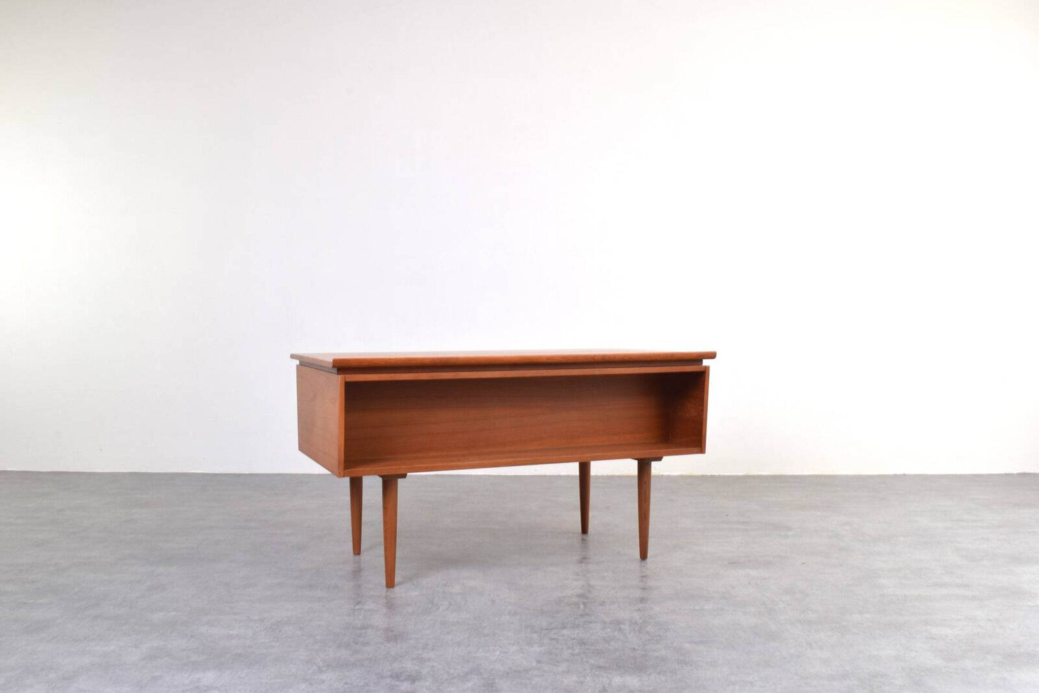Bureau exécutif en teck danois des années 1960.