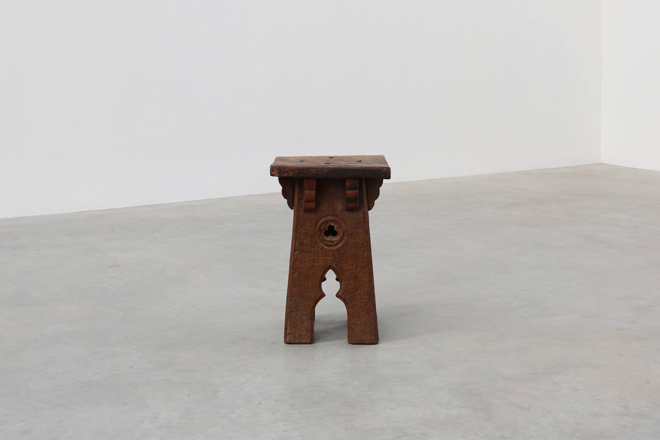 Tabouret bas en bois sculpté français du milieu du XIXe siècle de style gothique