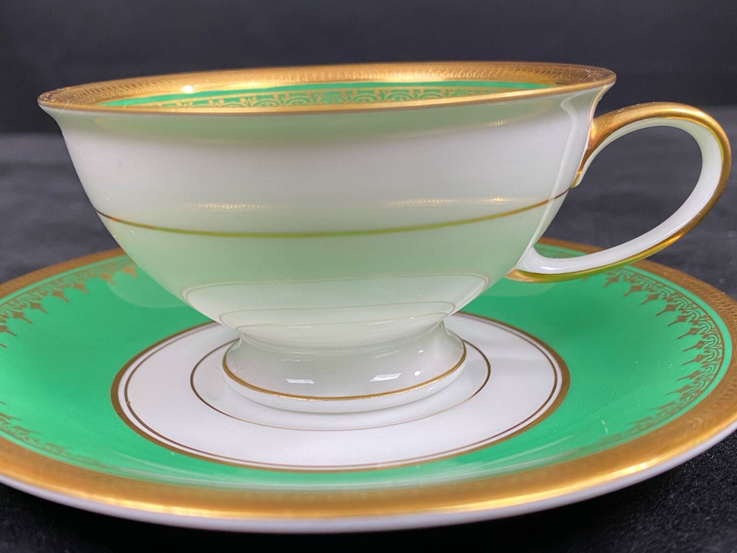 Complete set of 12 Art Deco fine porcelain cups and saucers Ros.