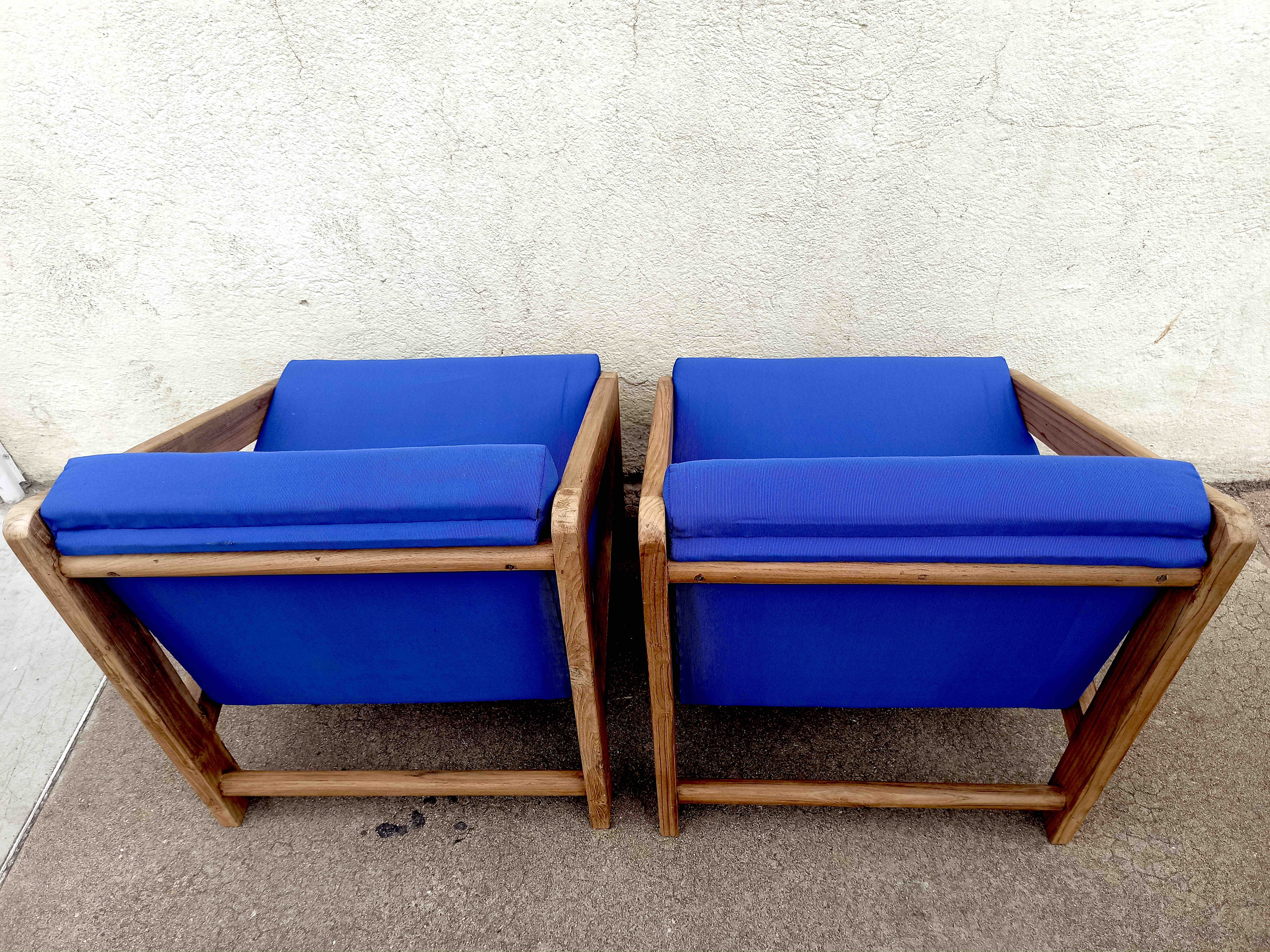 Paire de fauteuils années 70