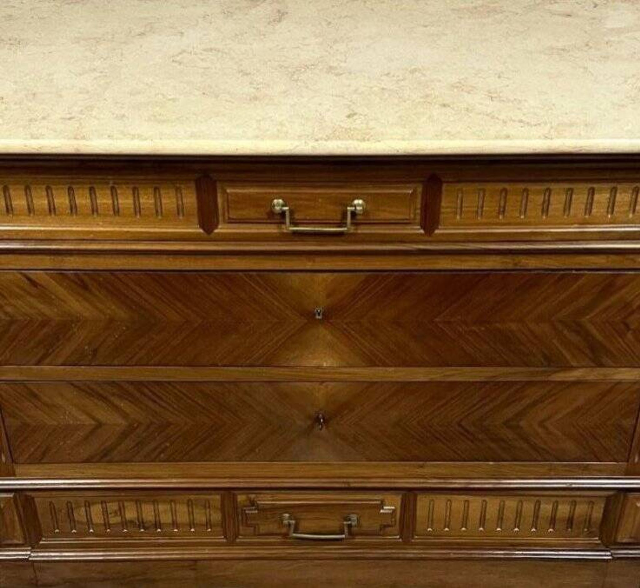 Commode de style Louis XVI en noyer et marbre, façade en chevrons