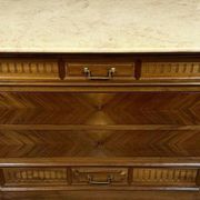 Commode de style Louis XVI en noyer et marbre, façade en chevrons
