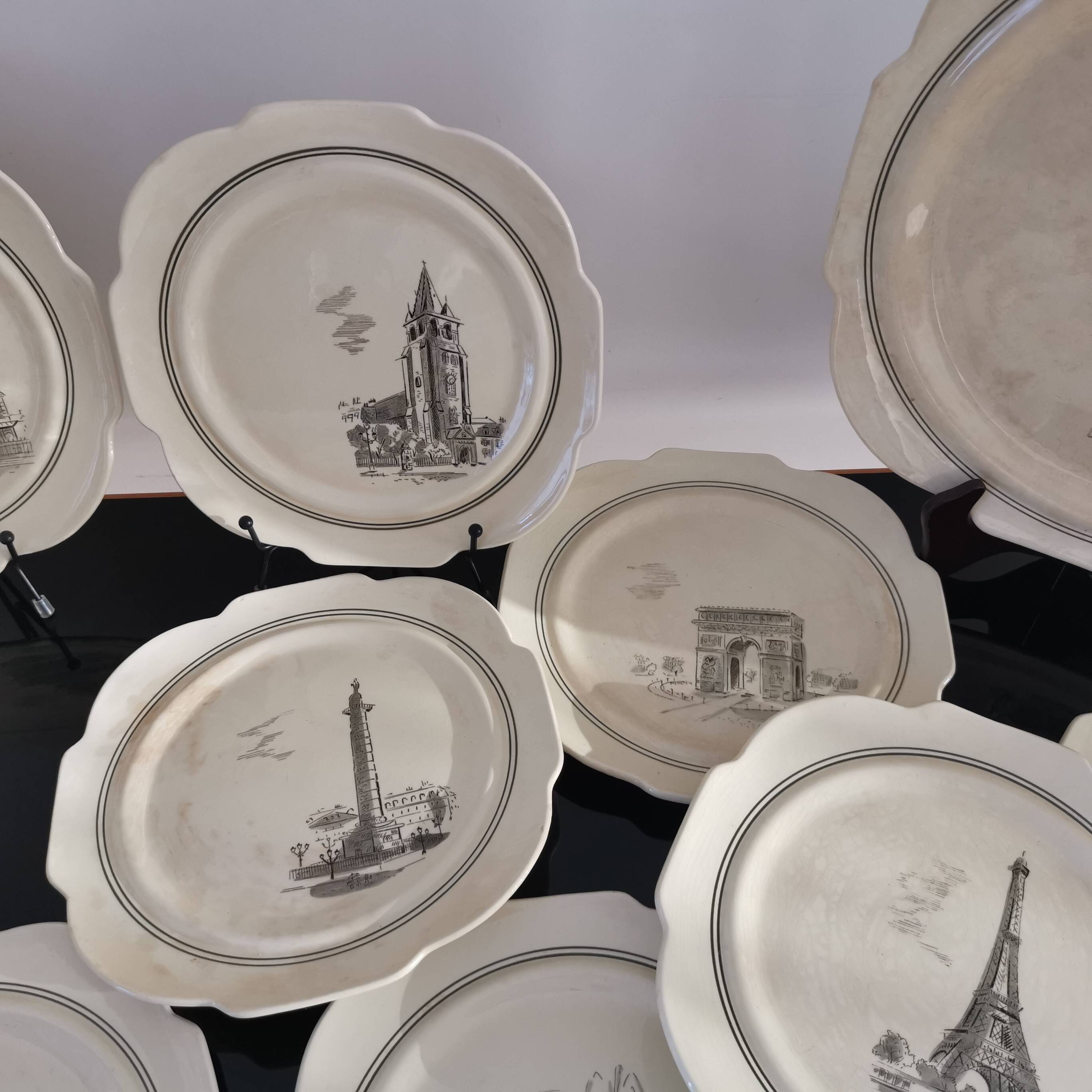 Série de 12 assiettes à dessert et son plateau à gâteaux Gien Paris Monuments