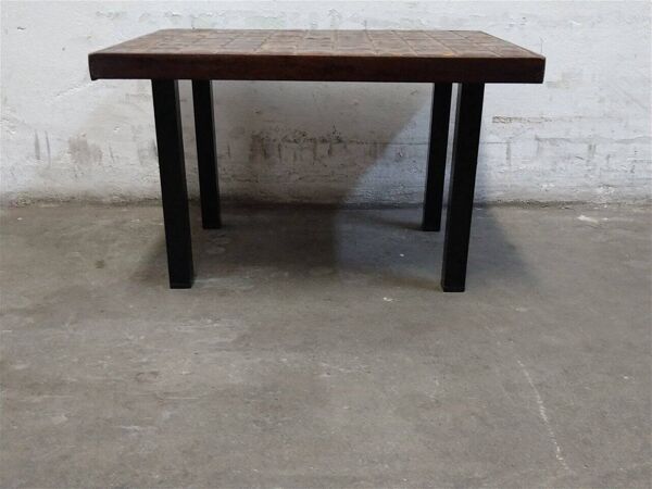 Table vintage en carrelage