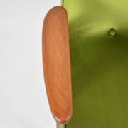 Fauteuil Club 366 designer J. Chierowski restauré icône des années 60, velours vert