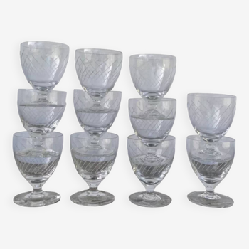 10 verres à pied en cristal gravés