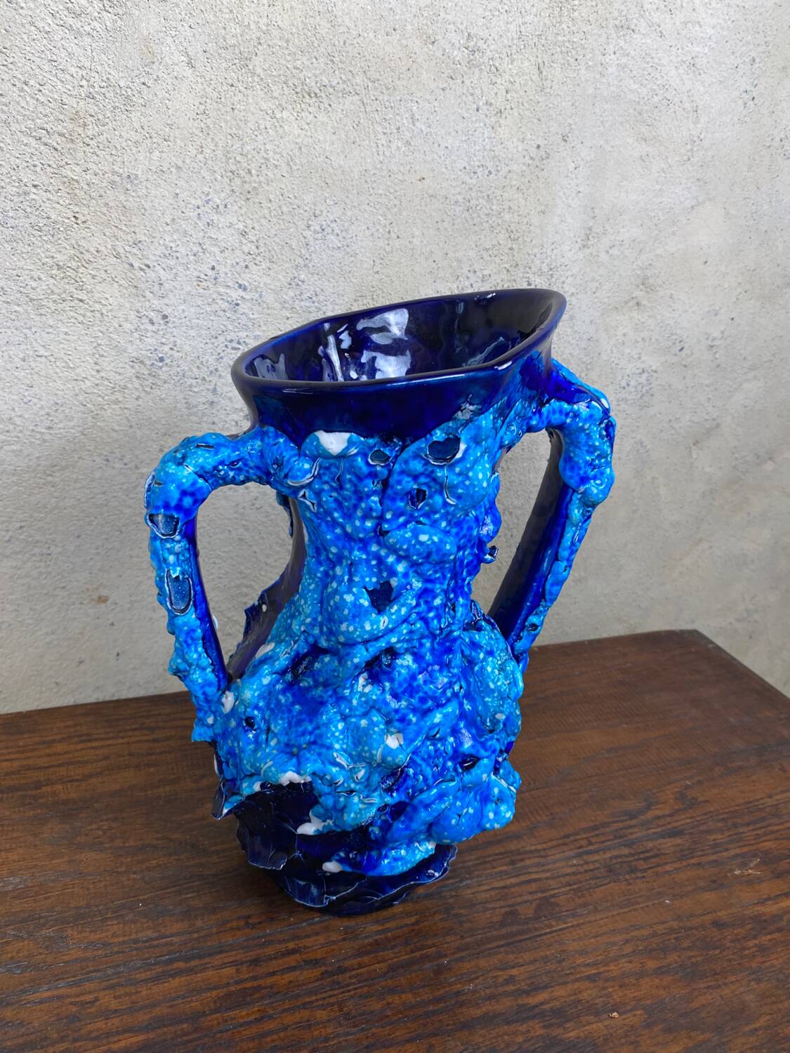 Vase brutaliste bleu vallauris