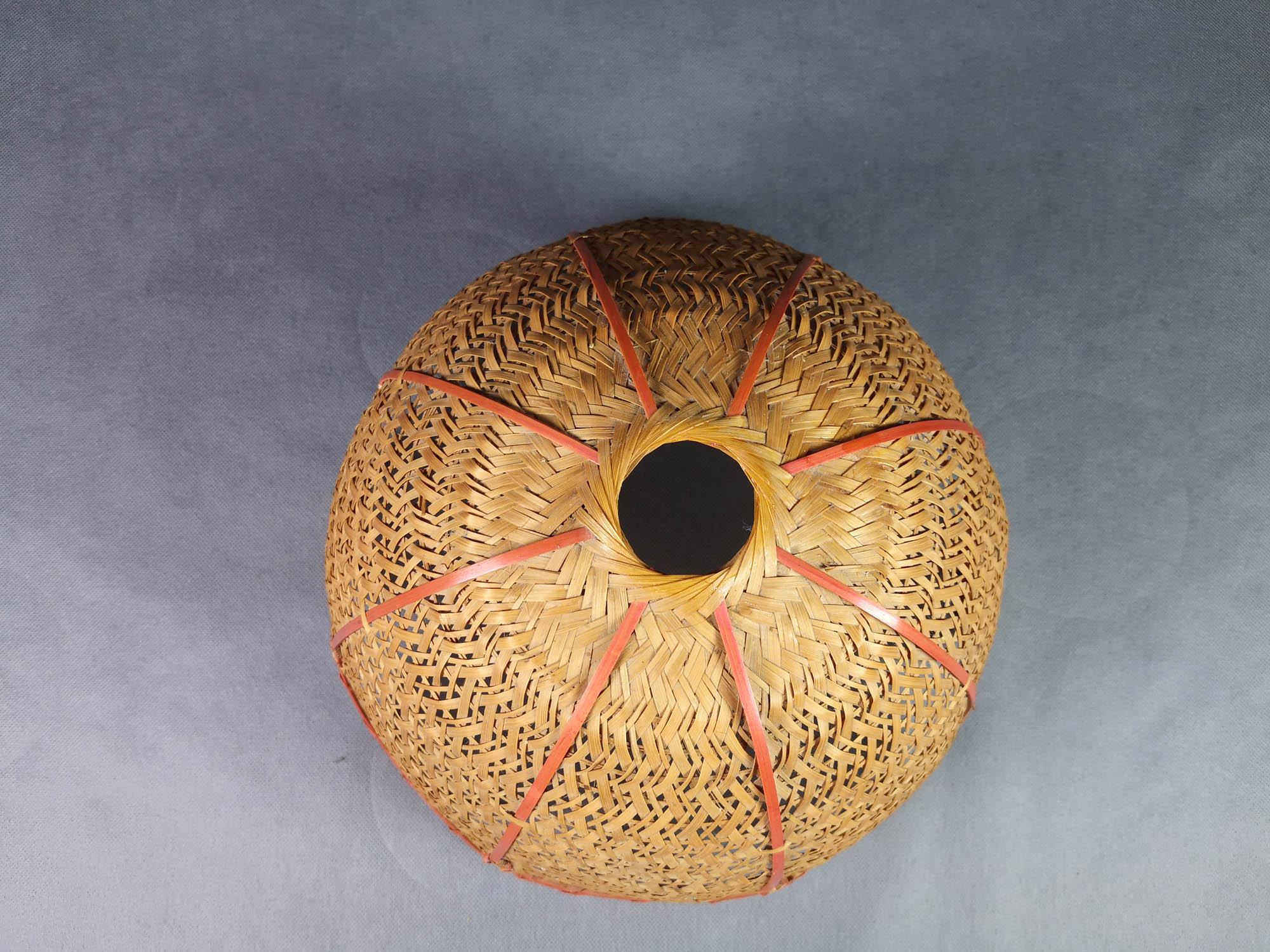 Vintage flower pendant lamp in braided and openwork rattan - Red edge