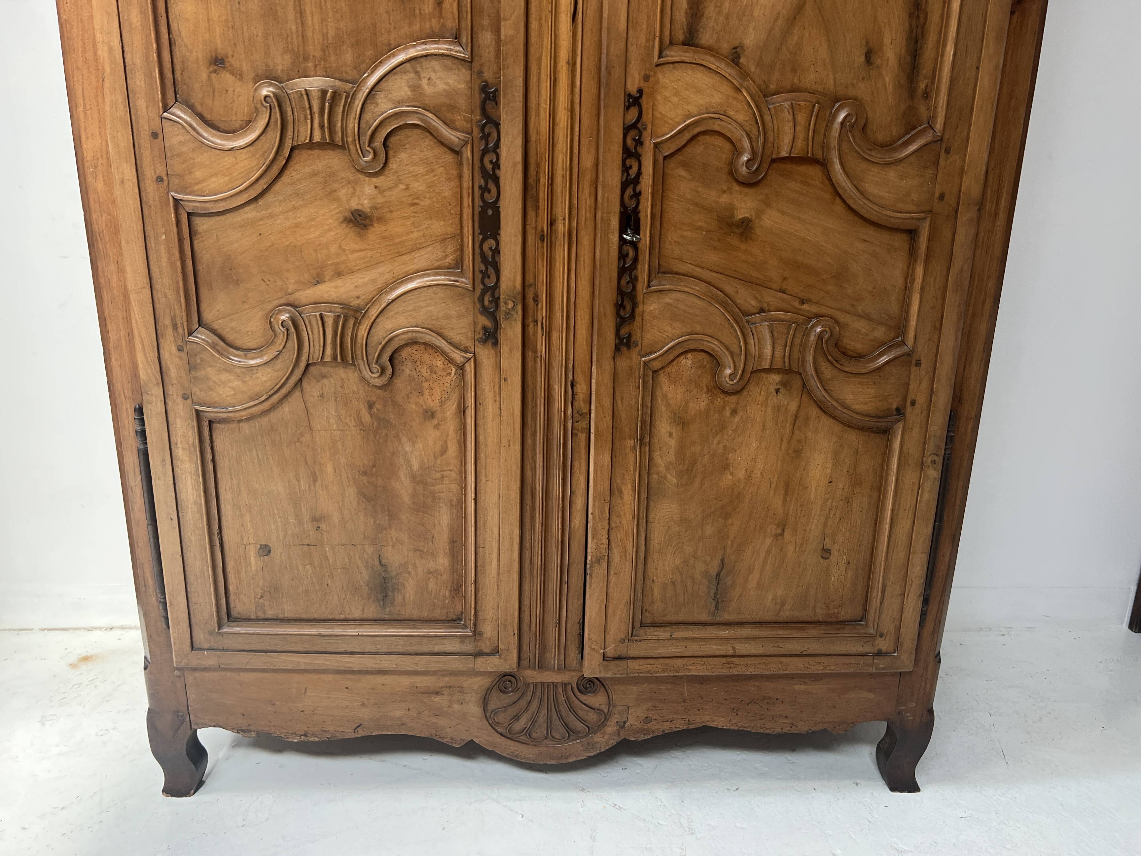 Armoire de style Louis XV en noyer massif XVIII siècle