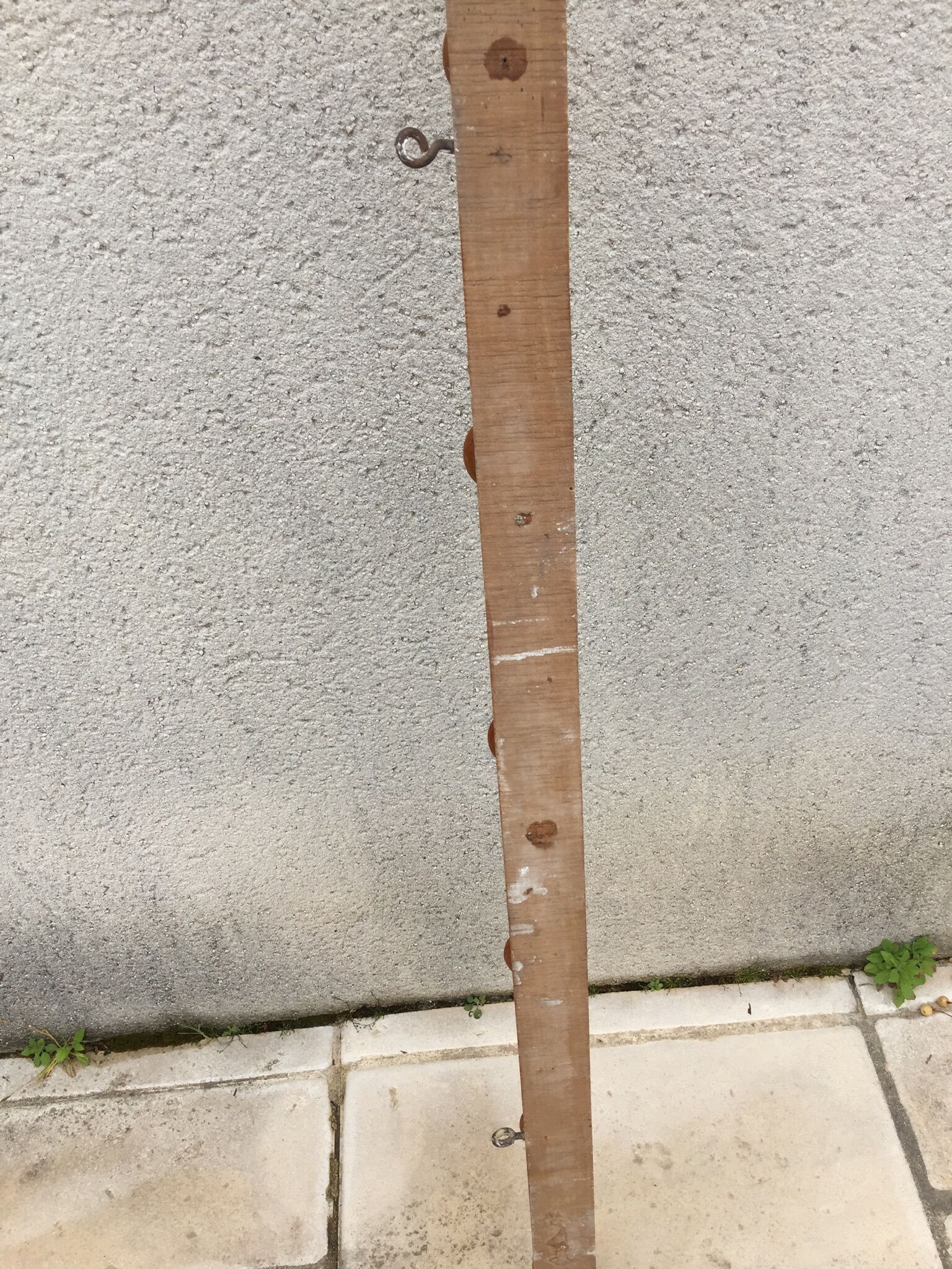 Longue patère en bois