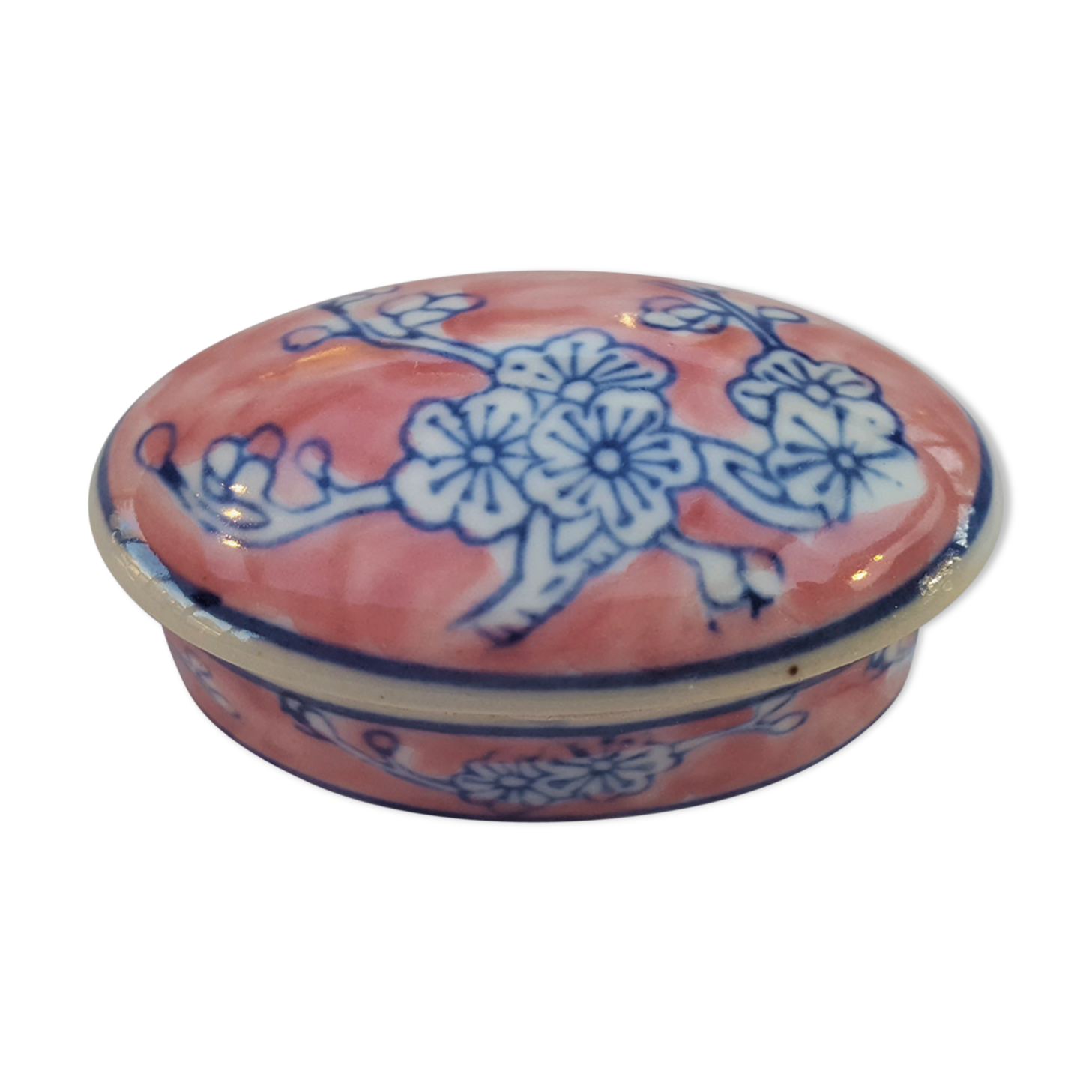 Porcelain/faïence box decorated with cherry blossoms