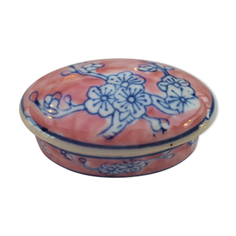 Boîte en porcelaine faïence à décor de fleurs de cerisier
