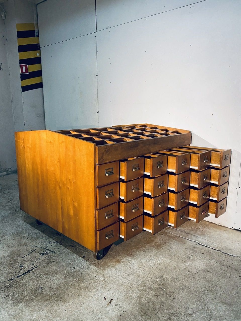 Classeur en bois avec 32 tiroirs vintage