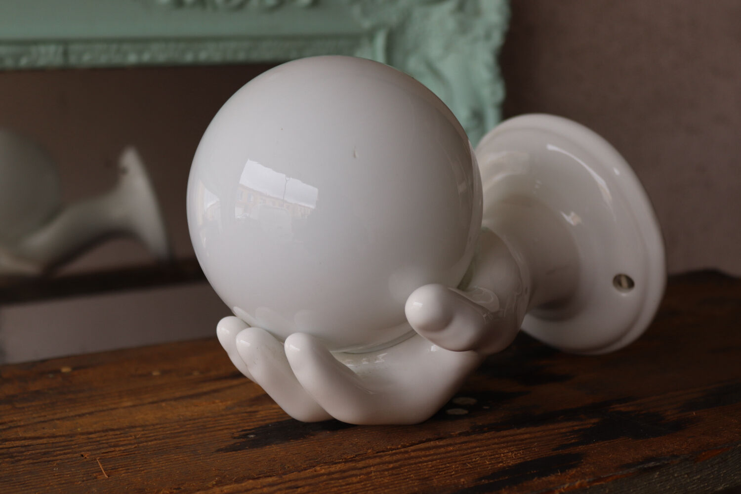 Antique wall light in ceramic – hand & globe