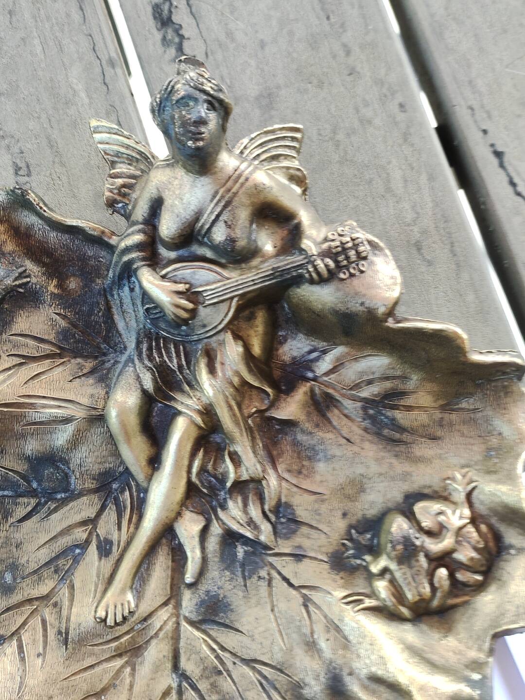 Vide poche Art Nouveau en régule, Femme à la mandoline sur feuille de vignes