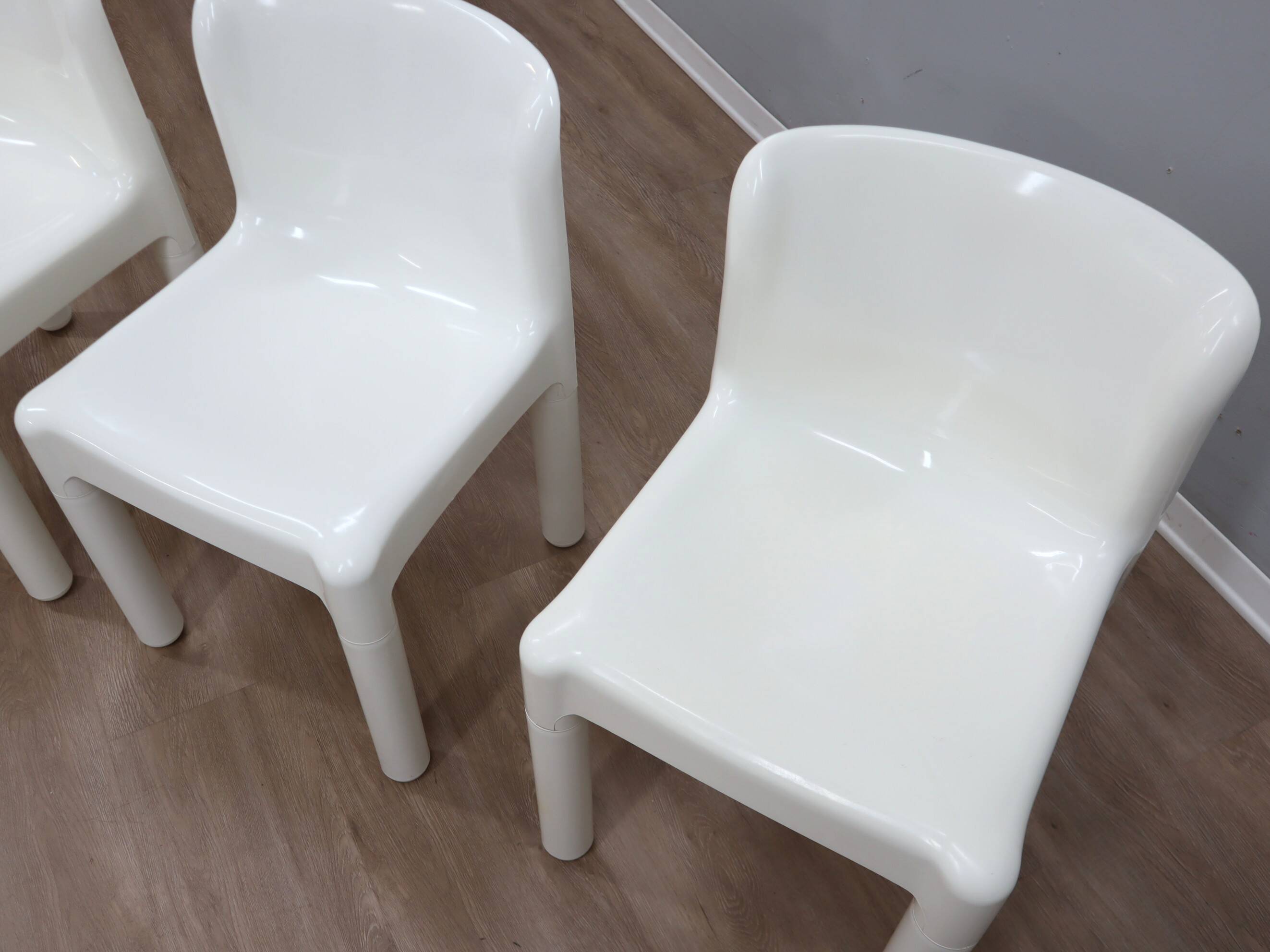 1970s Kartell Model 4875 chair by Carlo Bartoli white color, one piece