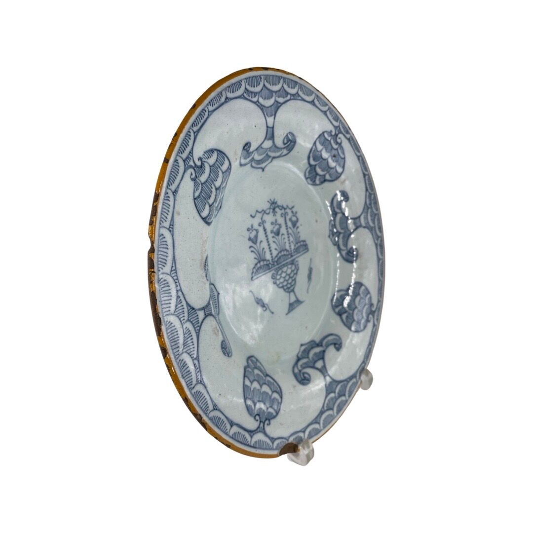 Blue Delft earthenware plate decorated with flowers