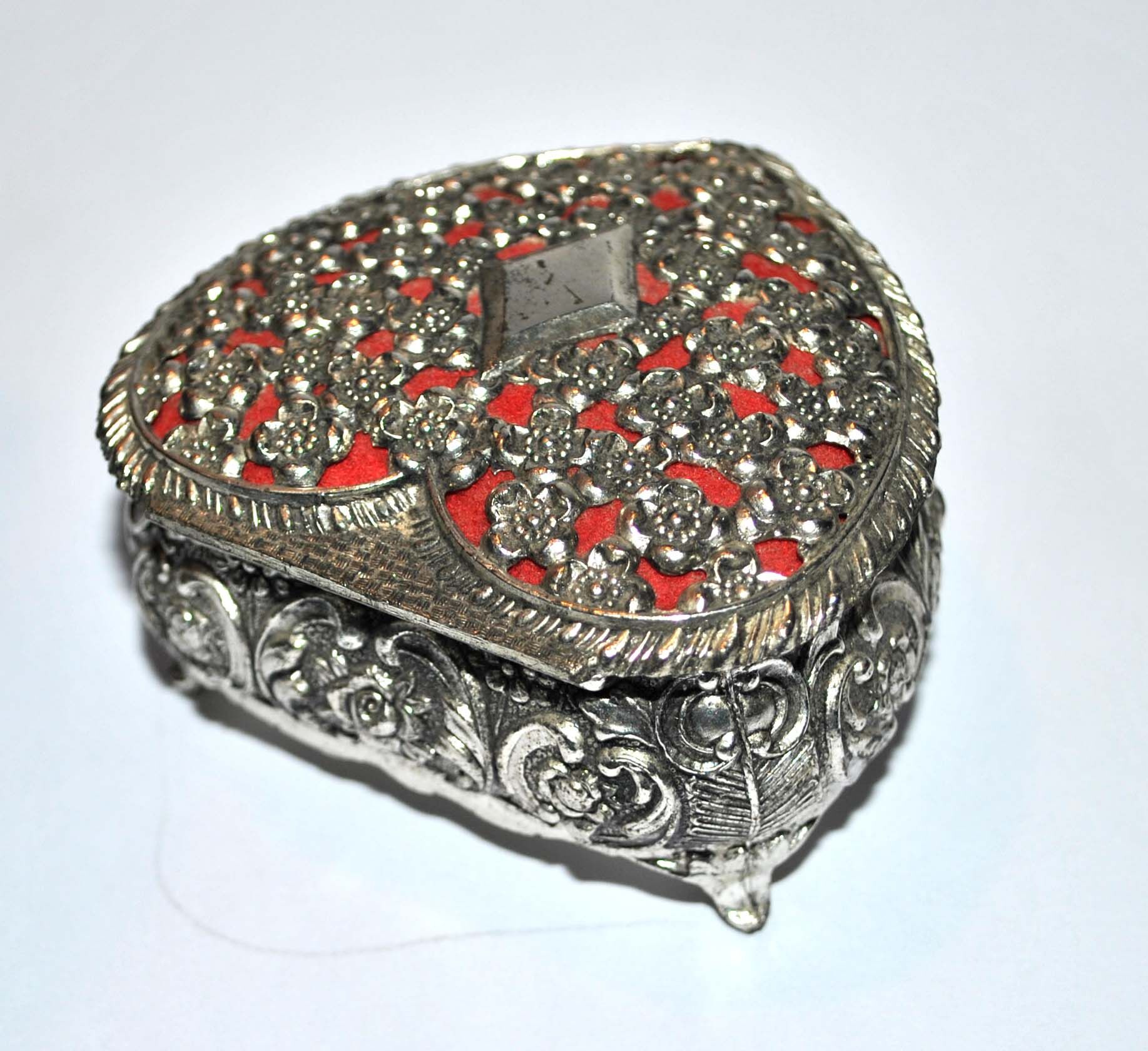Vintage heart jewel box in silver metal and red felt box
