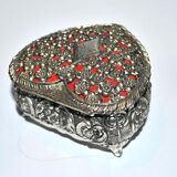 Vintage heart jewel box in silver metal and red felt box