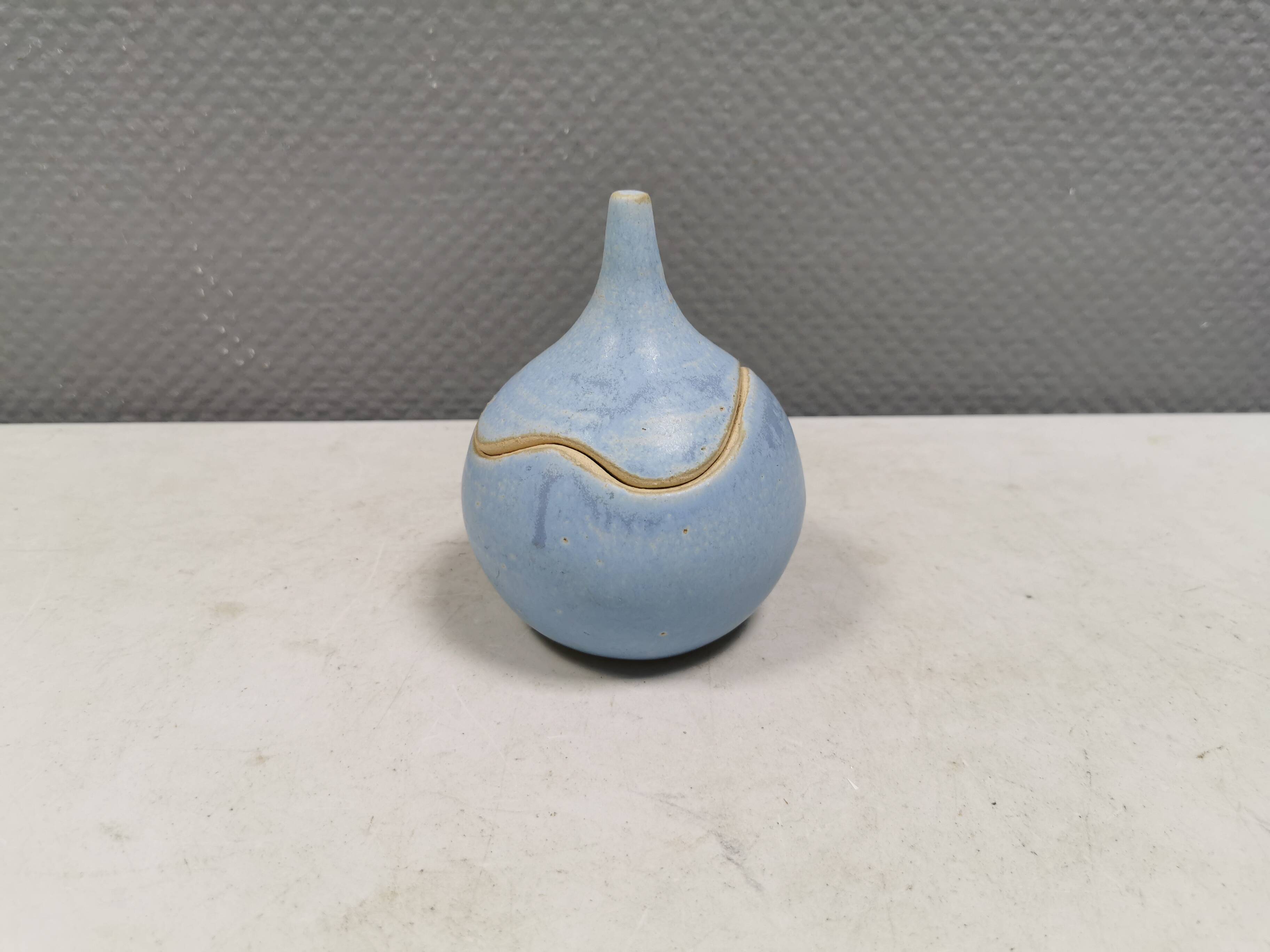 Sugar bowl/Lidded jar in ceramic, Danish from the 1980s-90s.