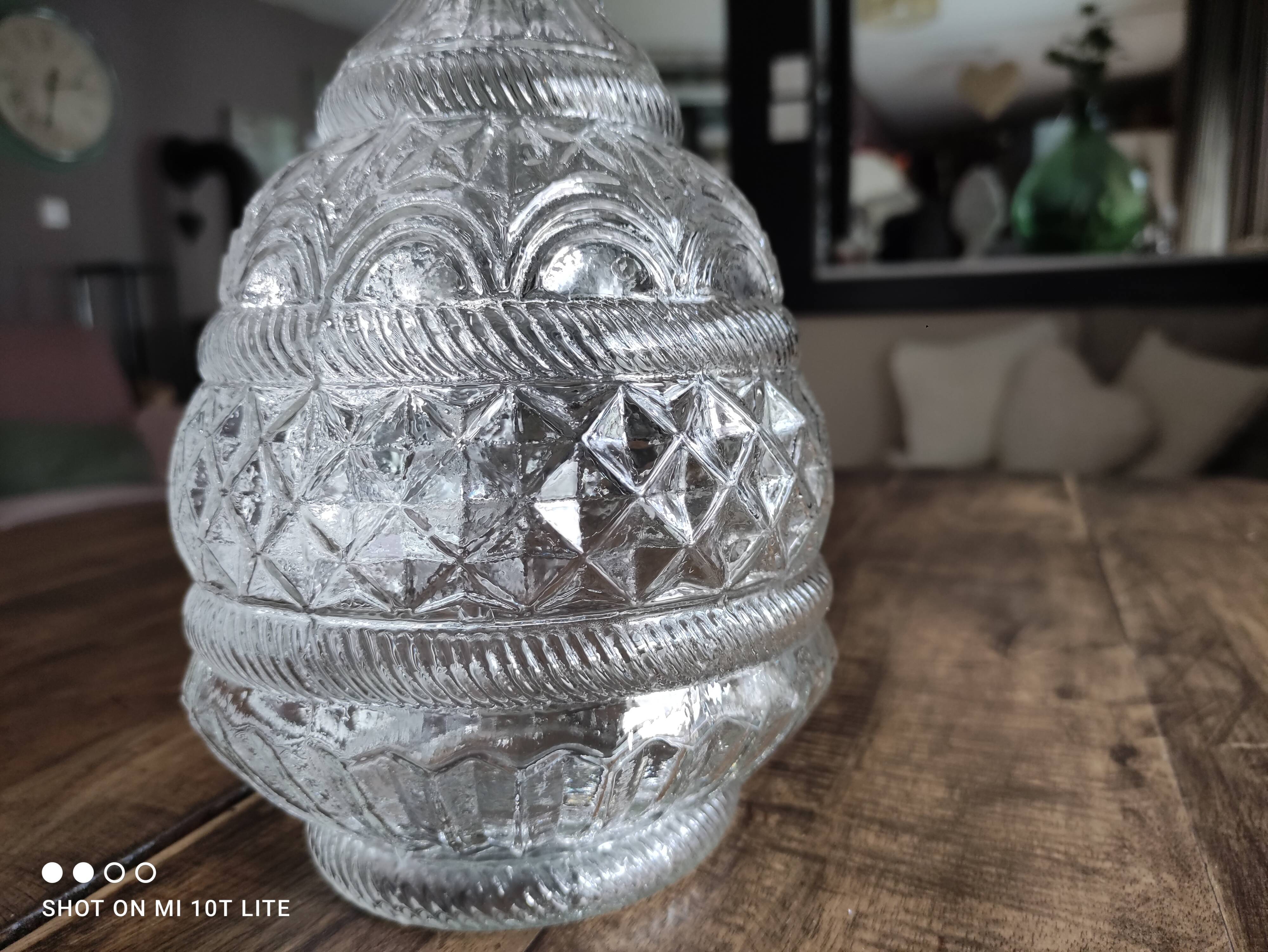 Round molded glass decanter with cap