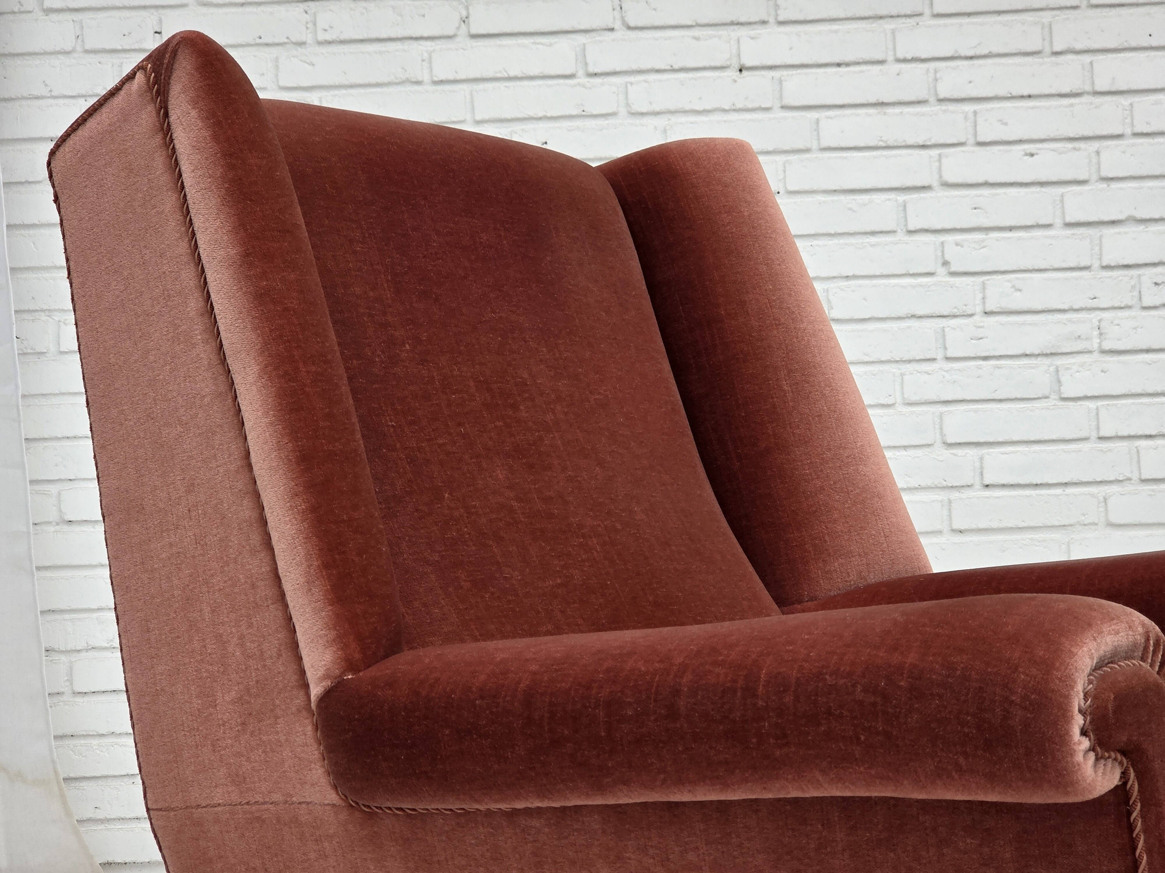 Fauteuil danois à dossier haut, années 1970, velours d'ameublement rose saumon, bois de hêtre.