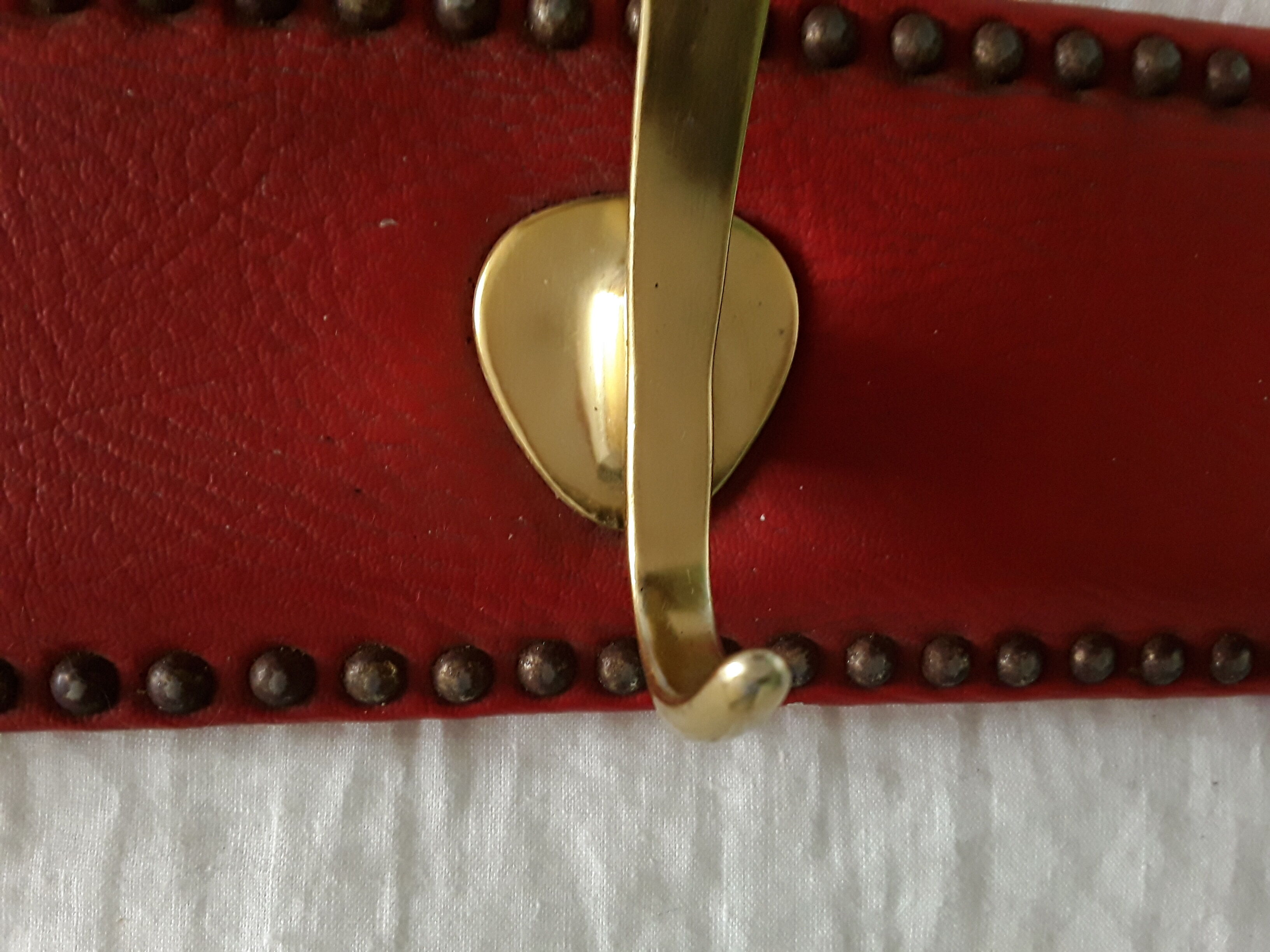 Porte-manteau vintage 1950 skaï et laiton 3 patères