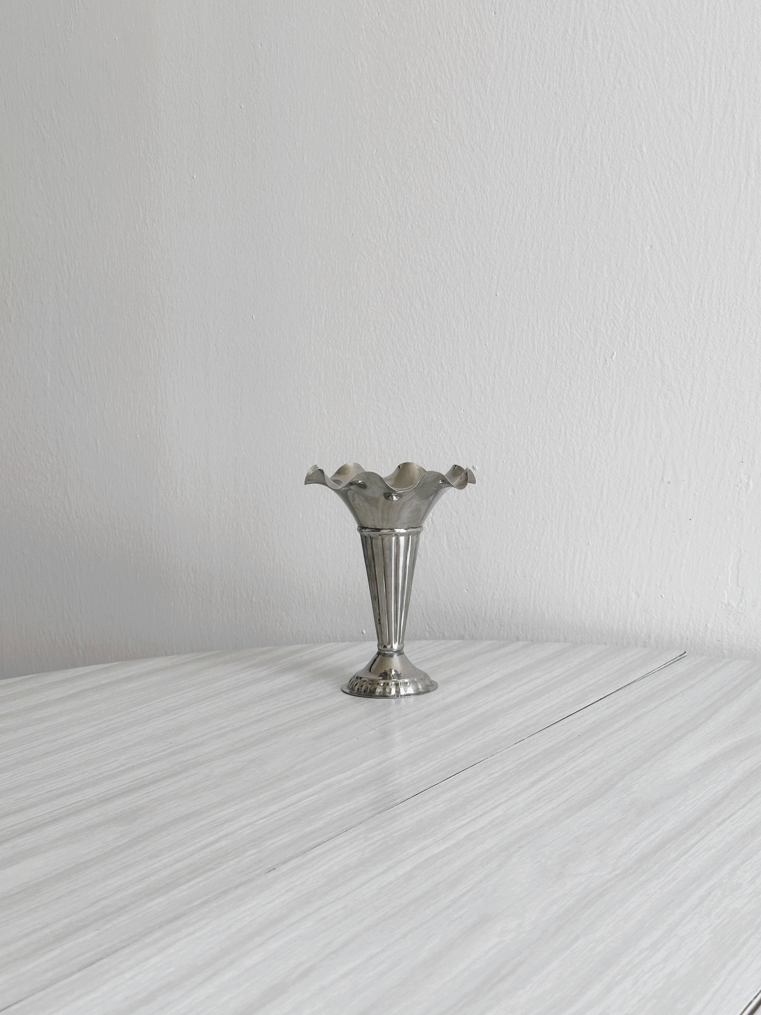 Petit vase vintage en aluminium léger