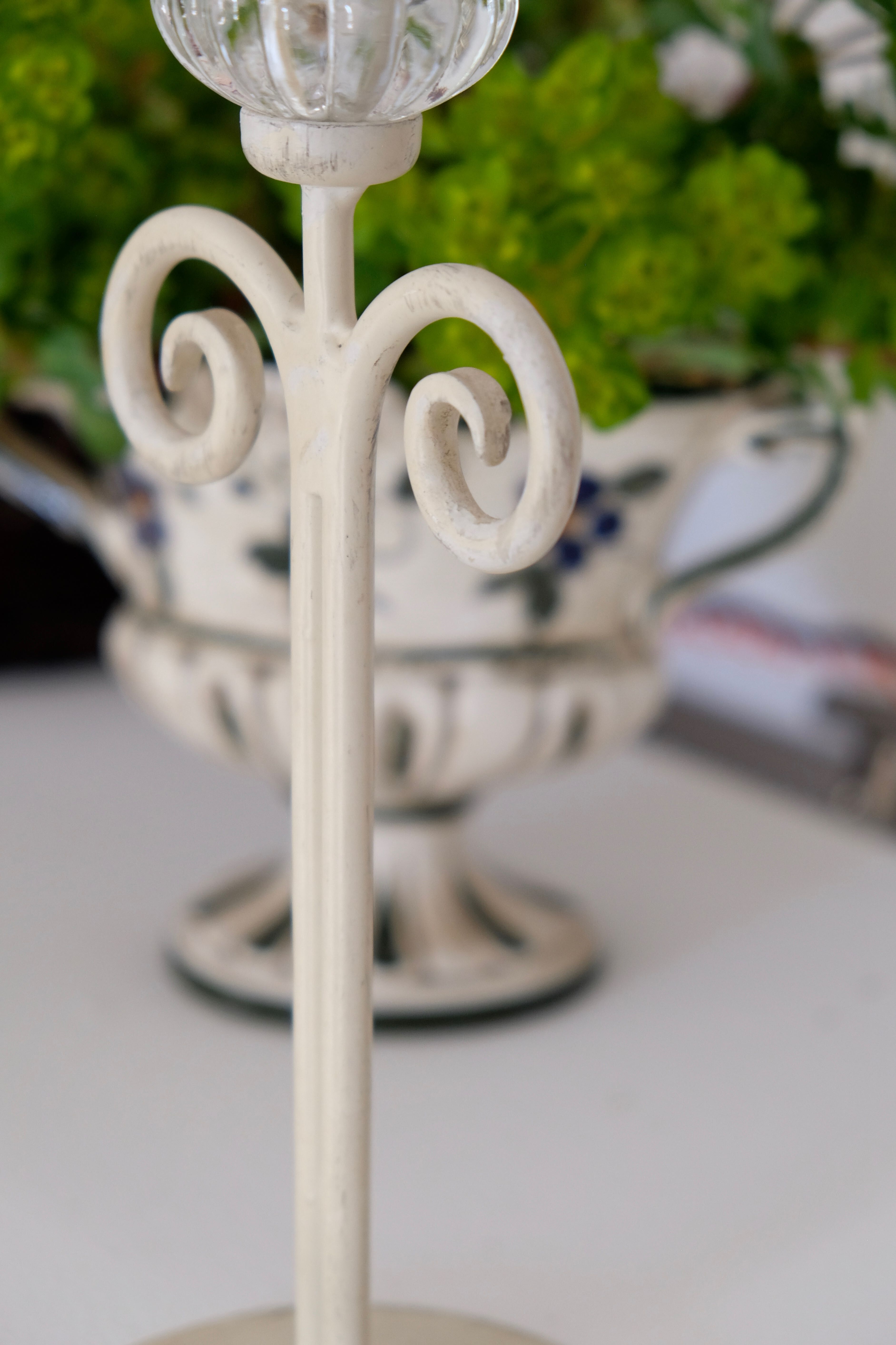 Set of 2 candle holders flower painted metal and glass