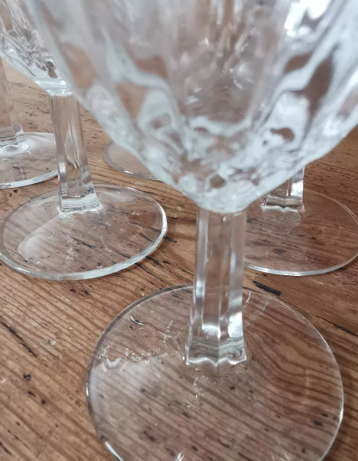 Service de 6 verres à vin ciselés