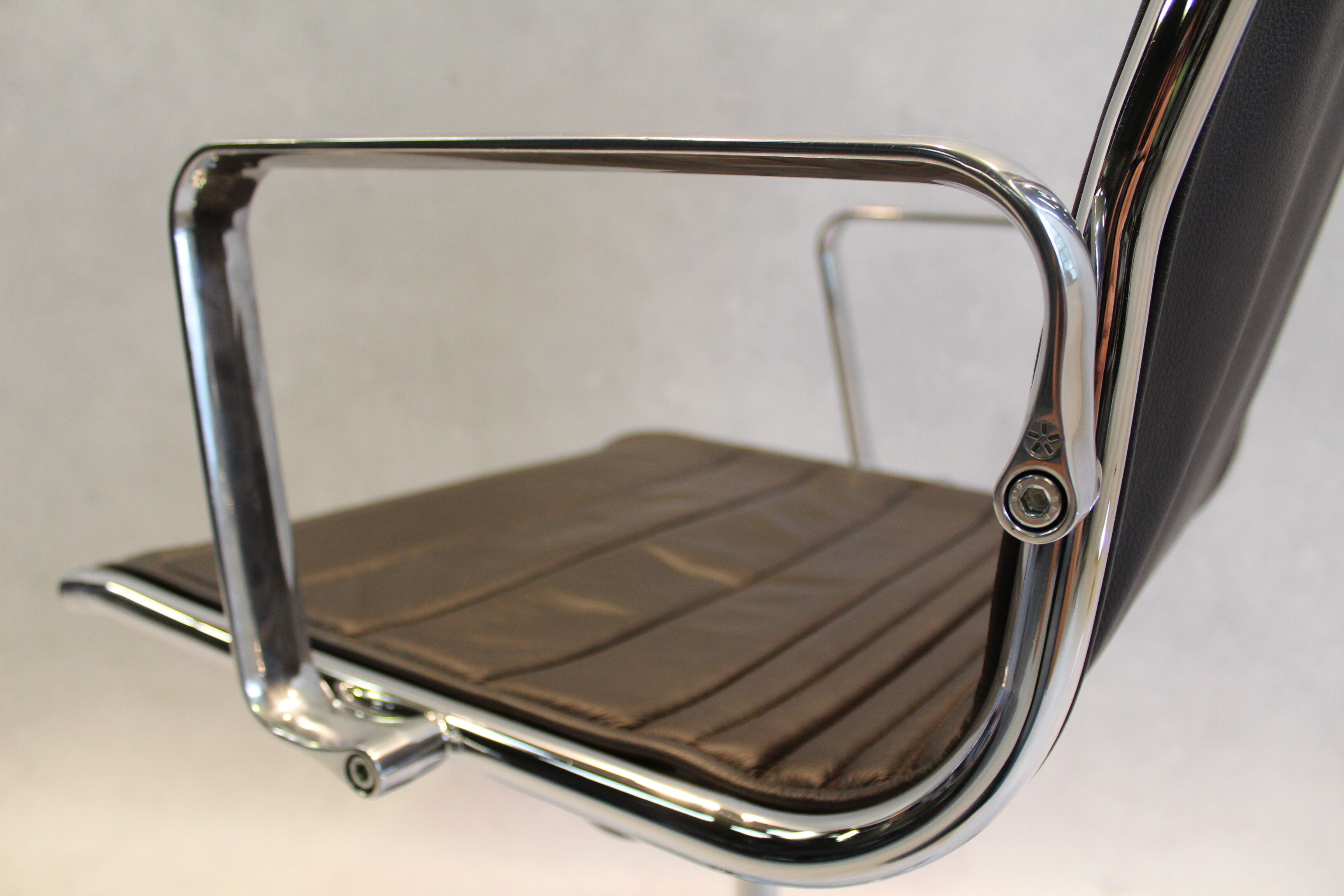 Leather and chrome office chair Luxy edition