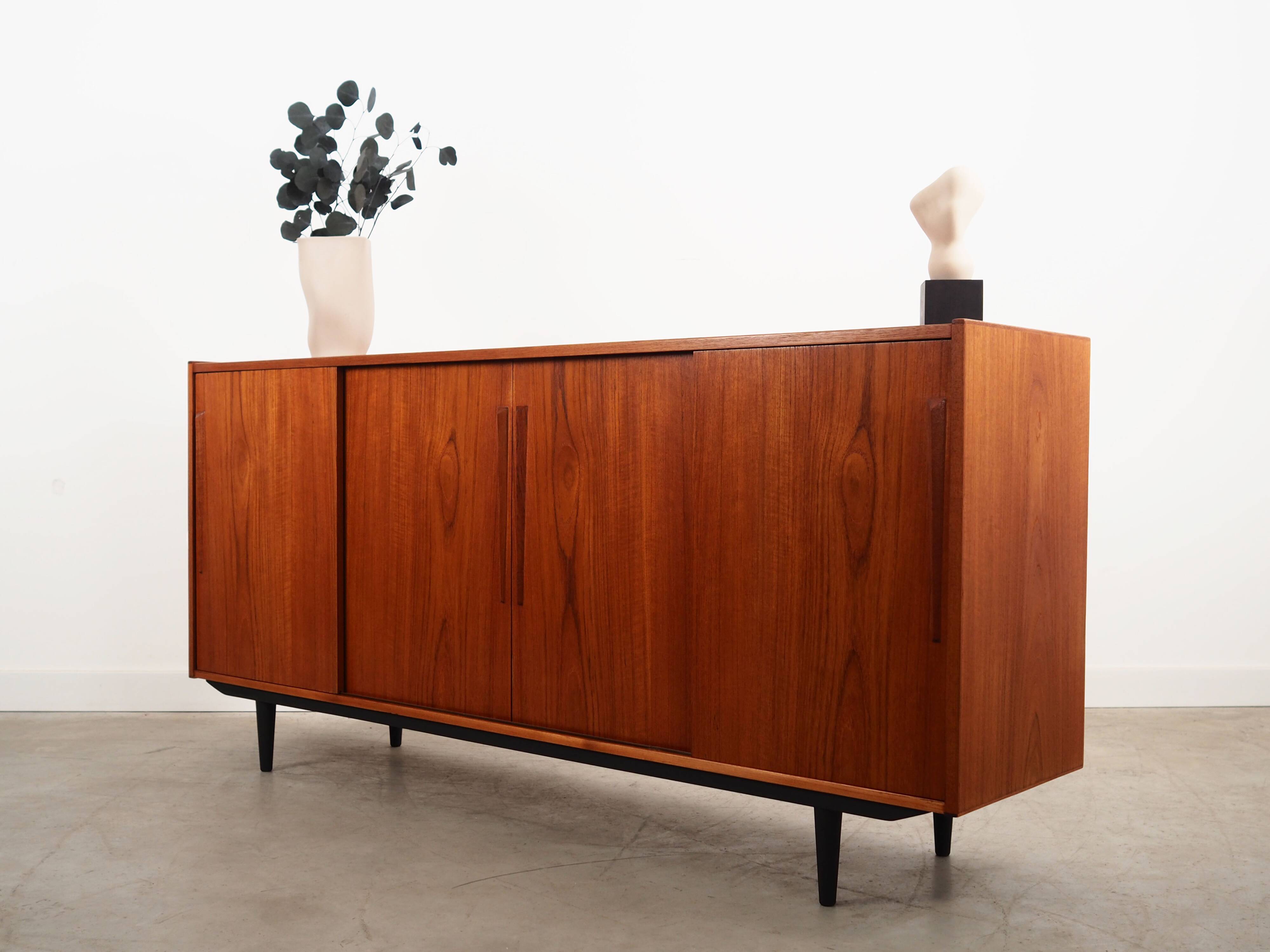Buffet en teck, design danois, années 1970, production : Danemark
