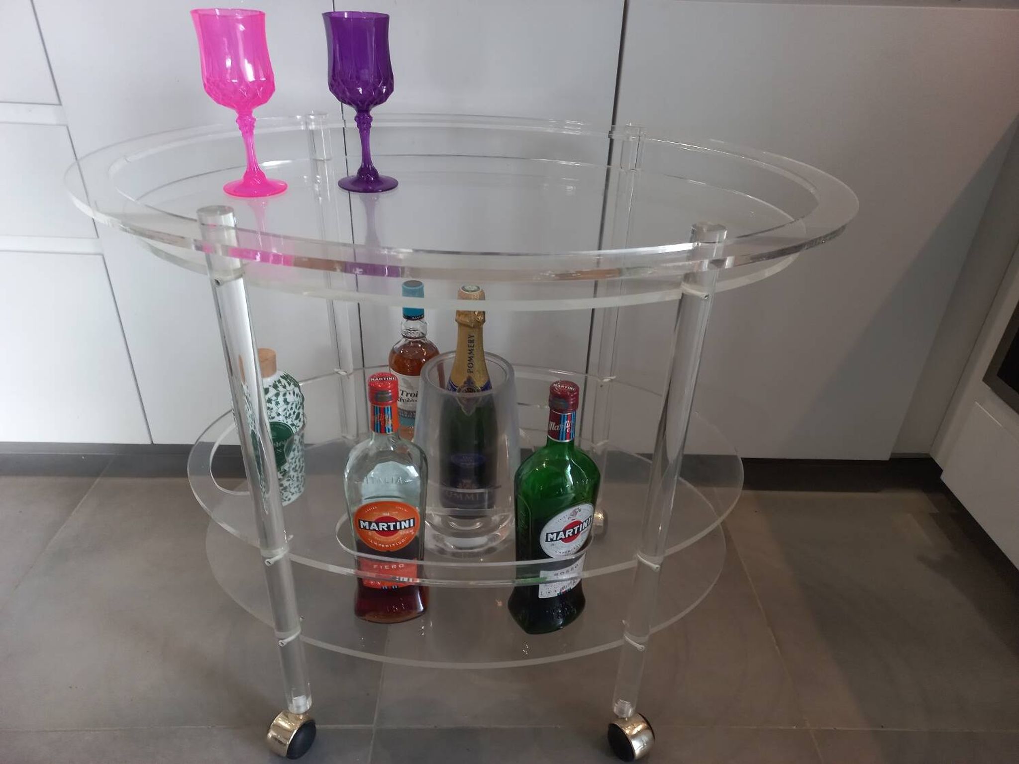 Plexiglass serving bar