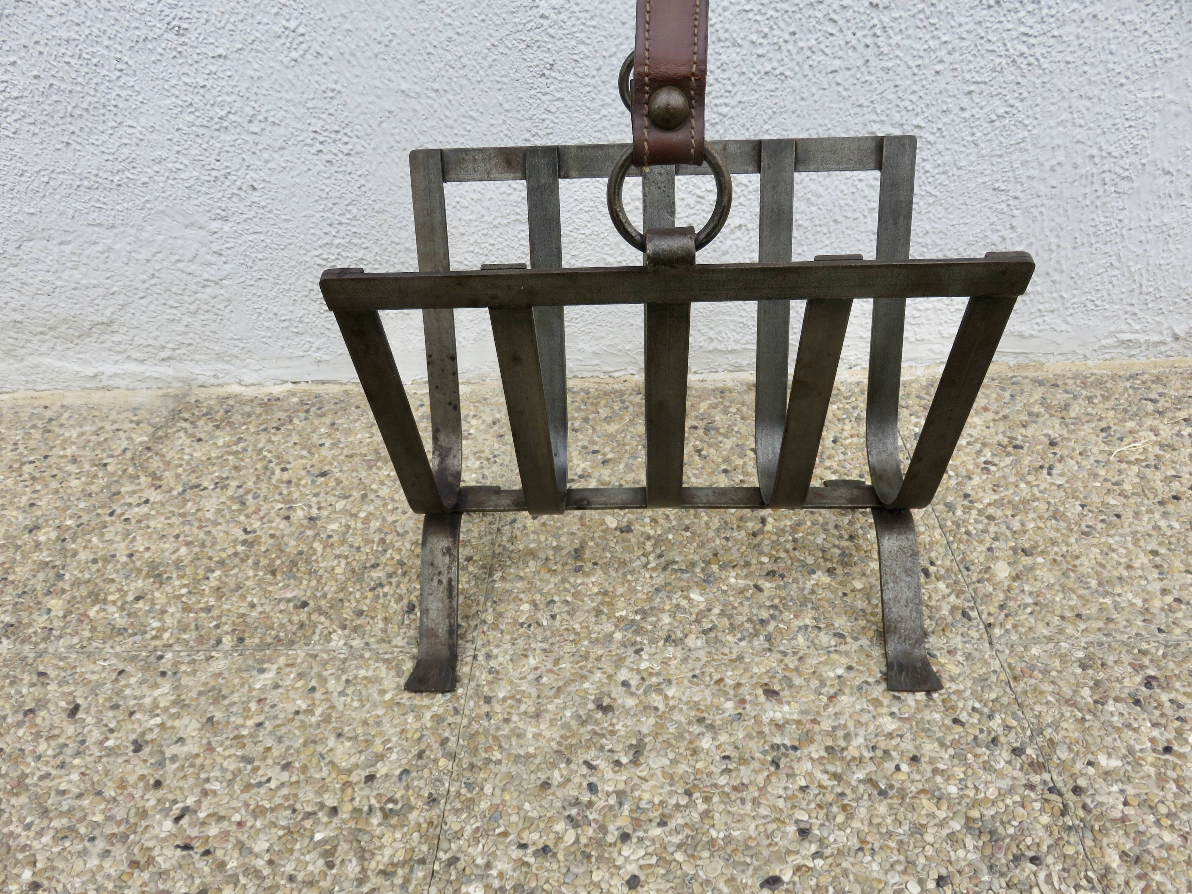 Porte revue en acier brut et cuir, dans le style de Jacques Adnet