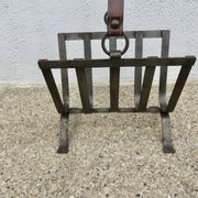 Porte revue en acier brut et cuir, dans le style de Jacques Adnet