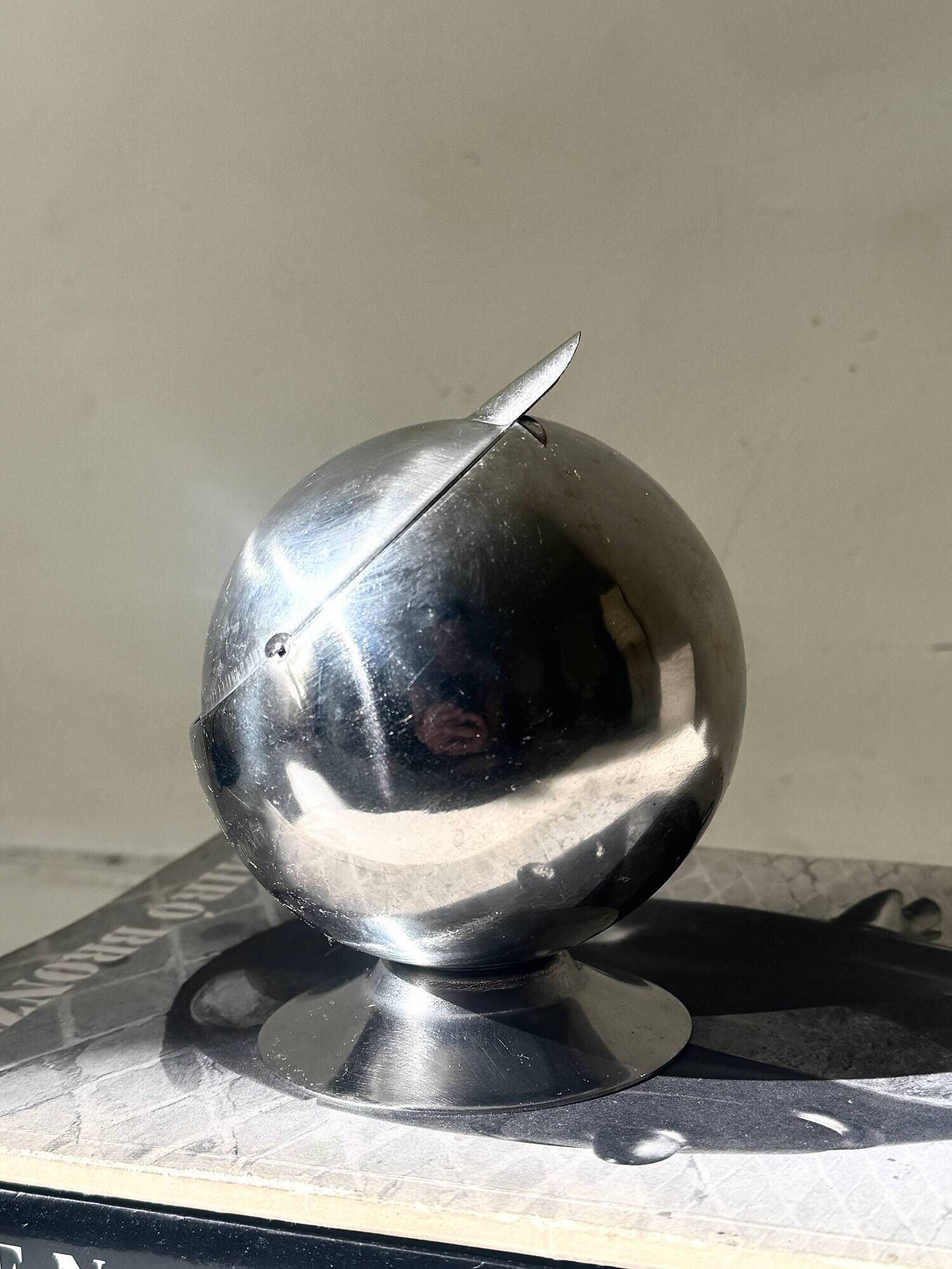 Space age ashtray in chrome metal, 1970s design.