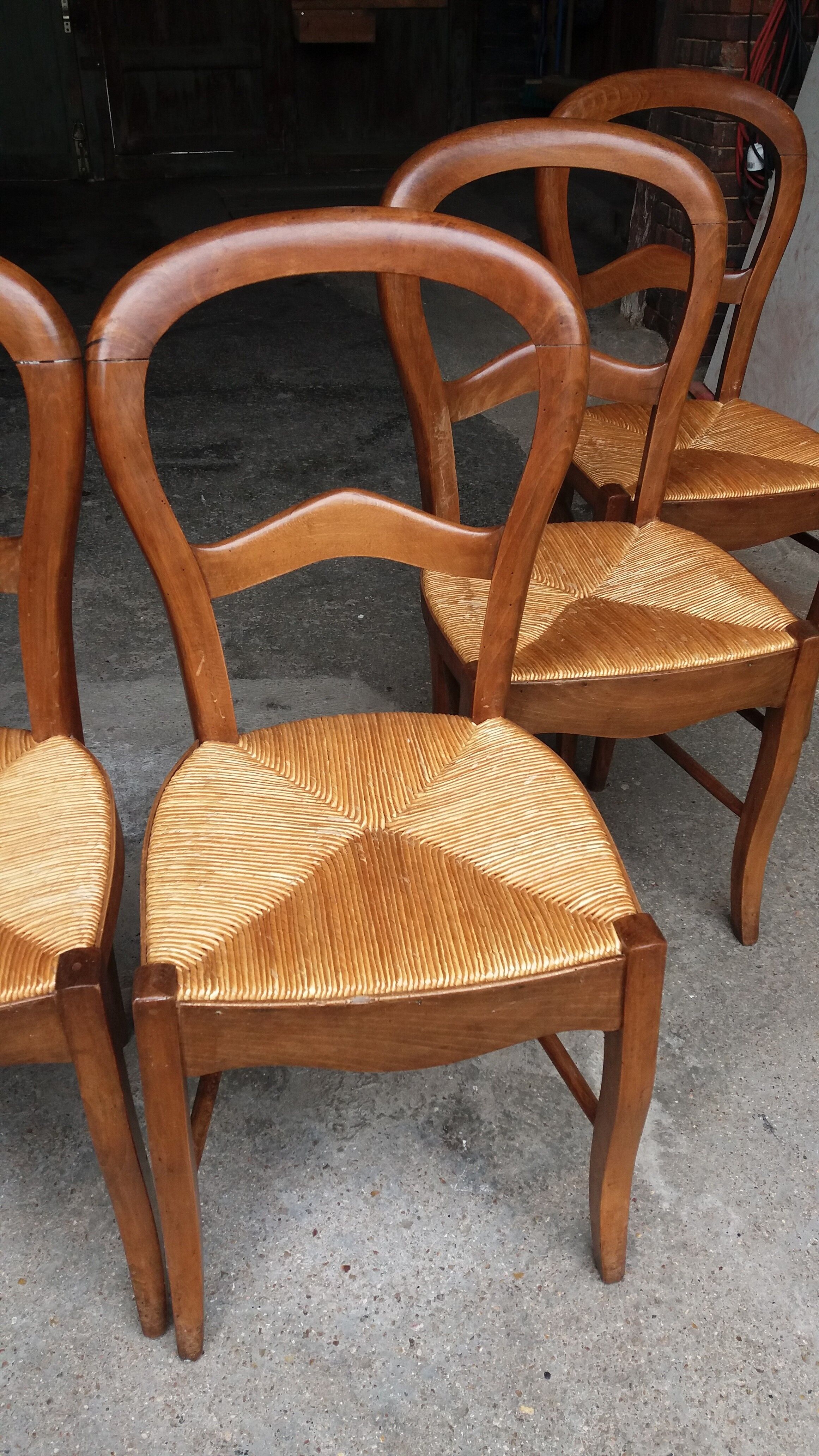 6 rustic straw chairs.