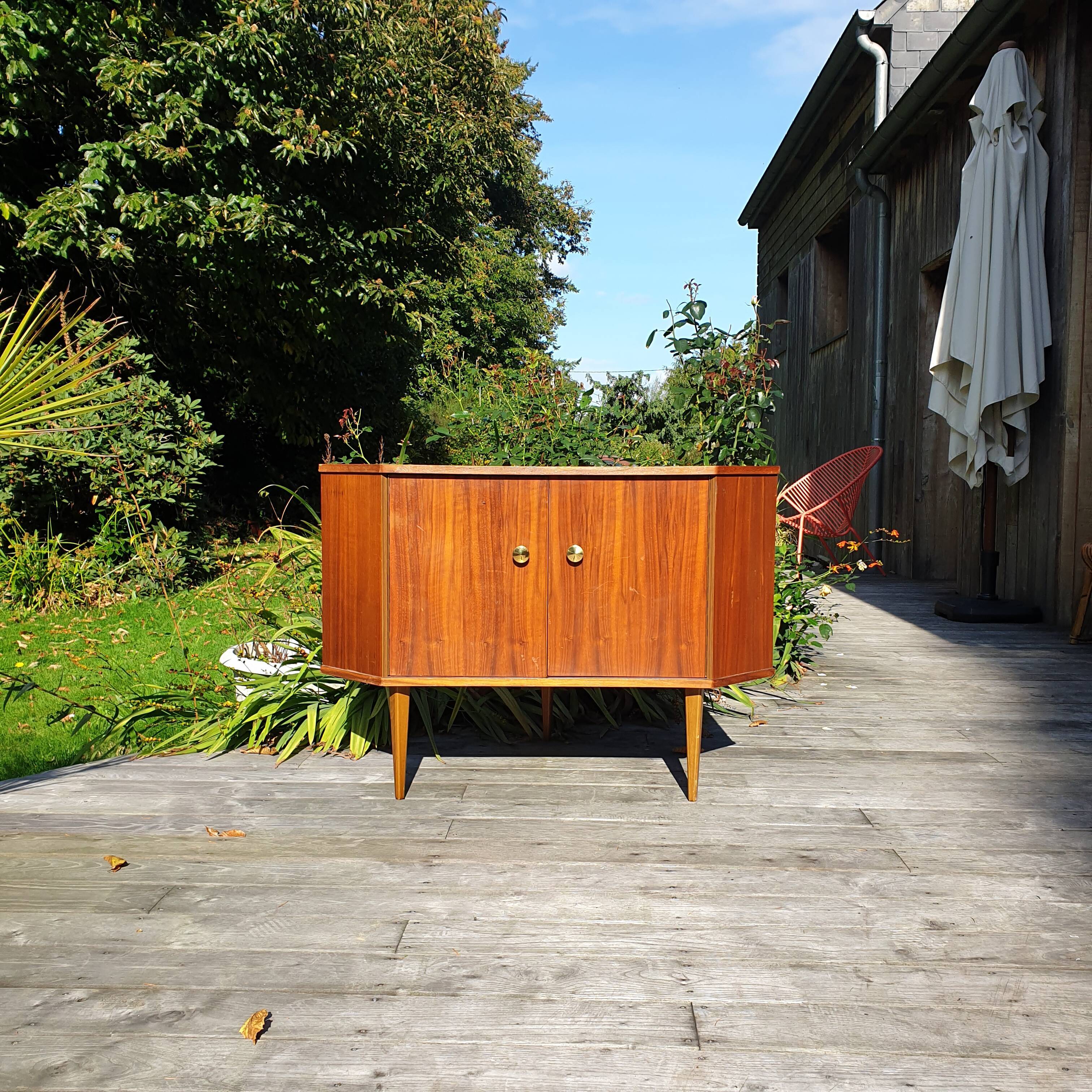 Corner cabinet