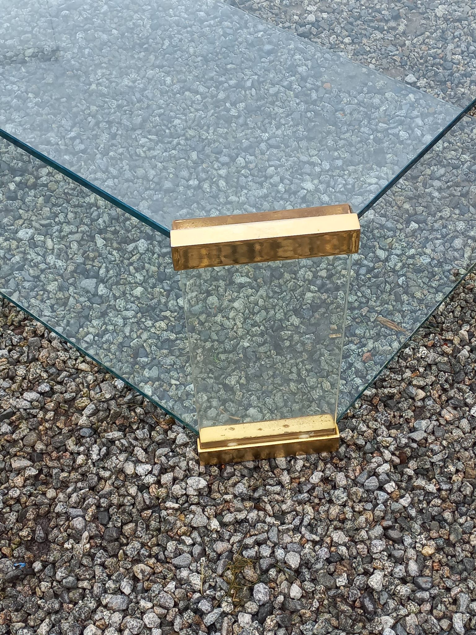 1970s designer coffee table in glass, plexiglass, and gold metal.