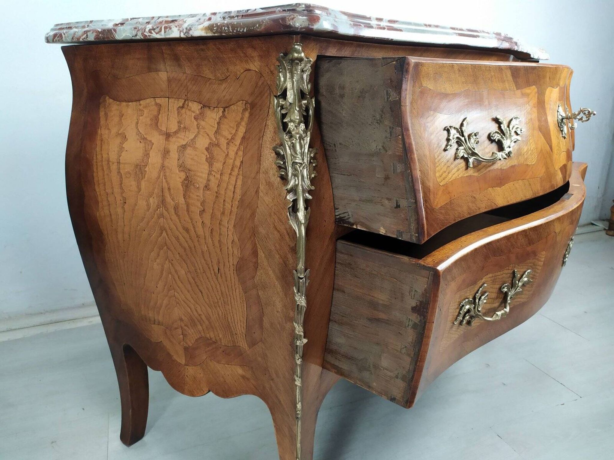 Commode galbé Louis XV