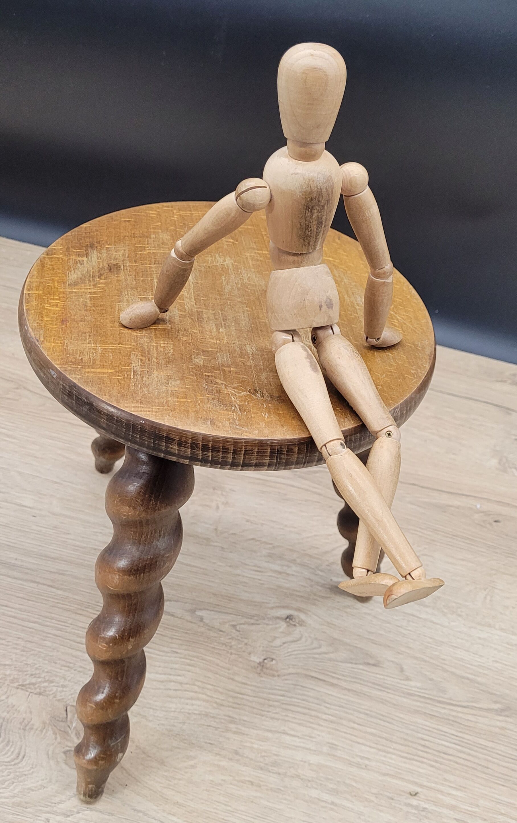 Tripod stool twisted feet