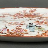 Plat en porcelaine de Chine 1900 décor floral et de personnages